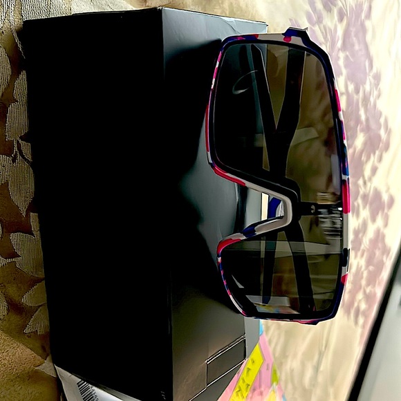 Oakley 37 Sutro, AST - Picture 1 of 2